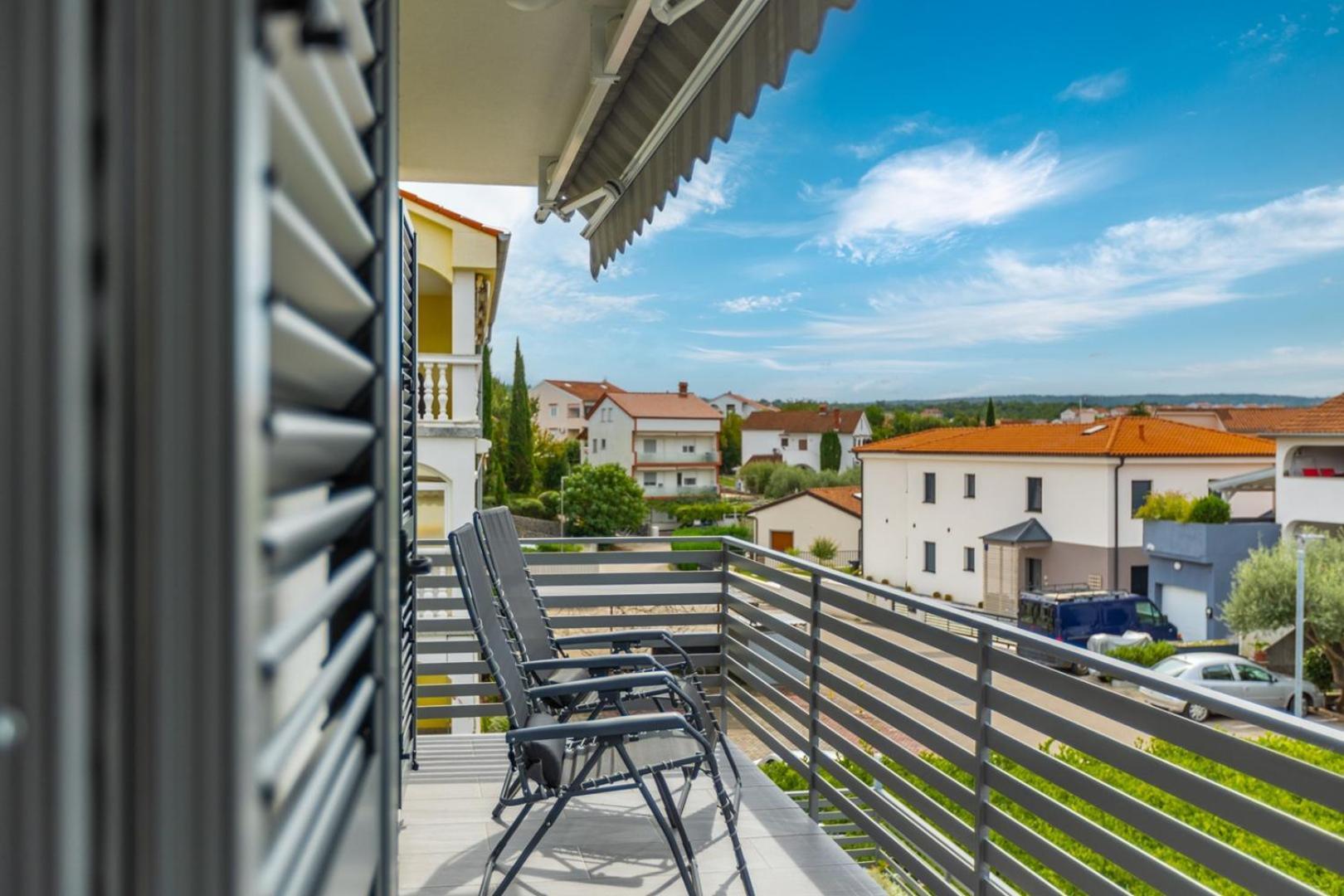 Apartments Pivas Malinska Buitenkant foto